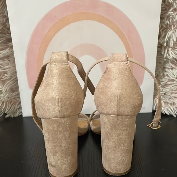 •𝙲𝚄𝚃𝙴 𝙷𝙴𝙴𝙻𝚂 - Picture 5 of 7